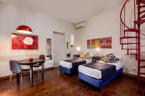 una camera d'albergo con due letti e un tavolo e una camera di Trastevere Apartments a Roma