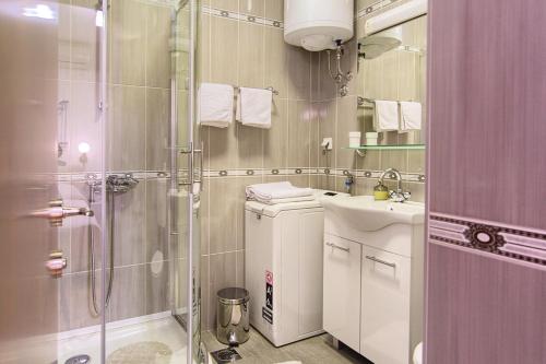 y baño con ducha y lavamanos. en Guesthouse Victoria, en Dubrovnik