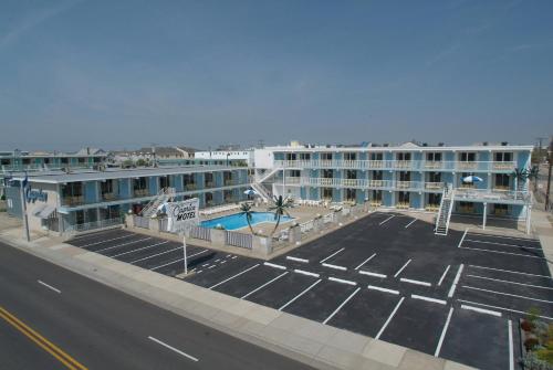 un aparcamiento vacío frente a un hotel en Caprice Motel - Wildwood, en Wildwood