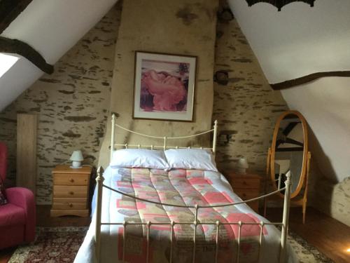 1 dormitorio con 1 cama en el ático en Cosquer Cottage, en Pluméliau