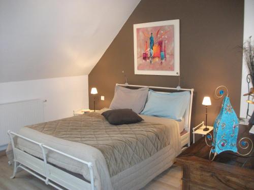 A bed or beds in a room at Le Moulin De Laval