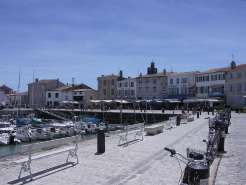 - un groupe de vélos garés à côté d'un port de plaisance dans l'établissement Maison Aumière, à La Flotte