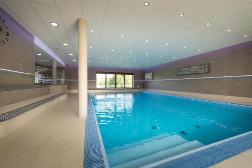 - une grande piscine dans un bâtiment dans l'établissement Wellness penzion Medličky, à Batelov