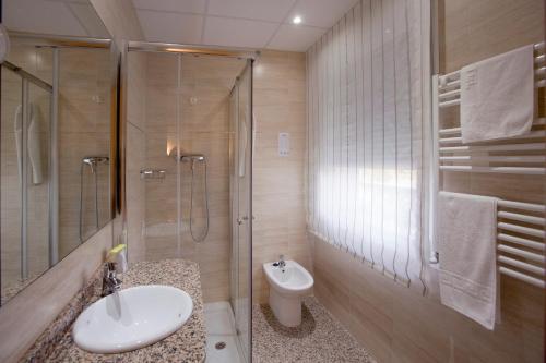 Ett badrum på Hotel Marivella