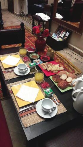 Riad Bab Tilila في مراكش: طاولة عليها أطباق طعام