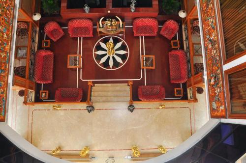 una vista aérea de un teatro con sillas rojas y un escenario en Mayura Residency, en Guruvāyūr