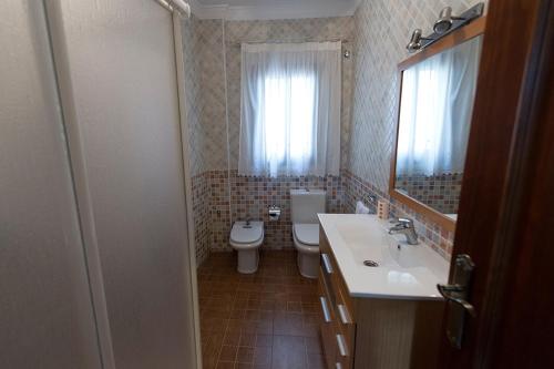 アンテケラにあるApartamento Antequeraのバスルーム(トイレ、洗面台、鏡付)