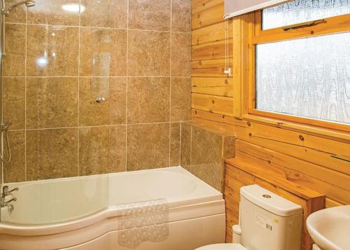 A bathroom at Sherwood Castle Holiday Forest 