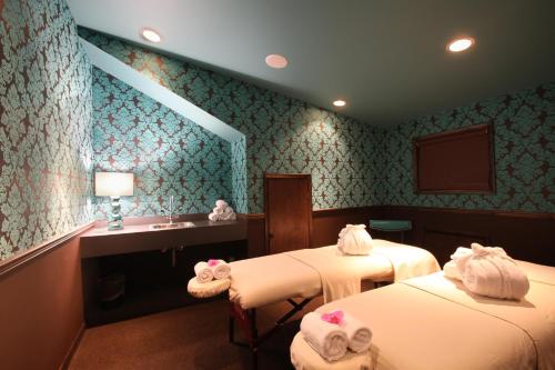 a hotel room with two beds and a sink at The Roxbury in Roxbury