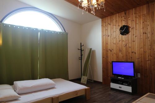 TV o dispositivi per l'intrattenimento presso Guesthouse Kim's Cabin