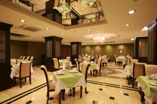 Restaurace v ubytování Maywood Hotel