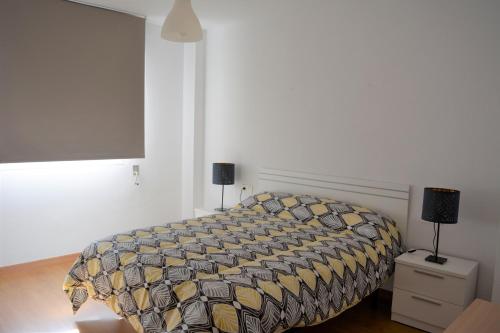 sypialnia z łóżkiem i 2 lampkami na szafce nocnej w obiekcie Apartamento Las Mulas w Murcji