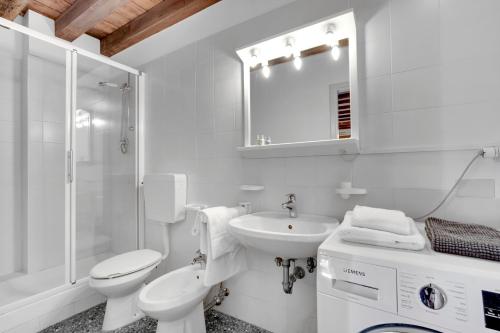ヴェネツィアにあるPeggy Guggenheim Venice Apartmentの白いバスルーム(トイレ、シンク付)