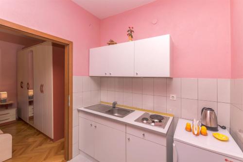 Kuchyň nebo kuchyňský kout v ubytování Apartments Albina