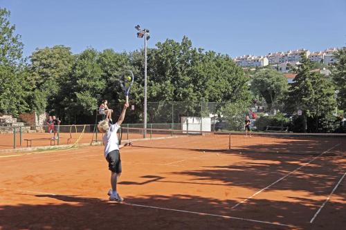 Tenis alebo squash v ubytovaní Garfild Guest house alebo jeho okolí