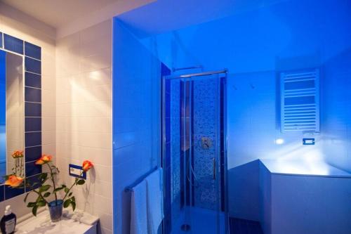 Habitación azul con baño con ducha. en Casa Amore S Lucia en Amalfi
