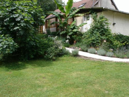 Сад в Chambres d'hotes du Moulin