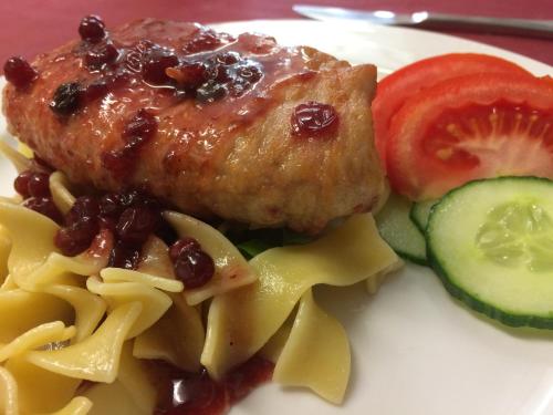 Makanan di atau berdekatan rumah tamu ini