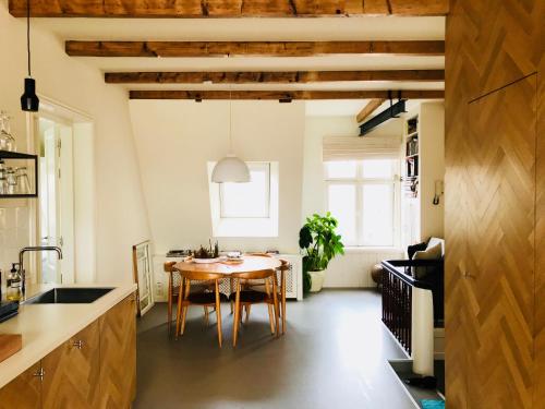 a kitchen and dining room with a wooden table at Boutique B&B Bovien in Amsterdam