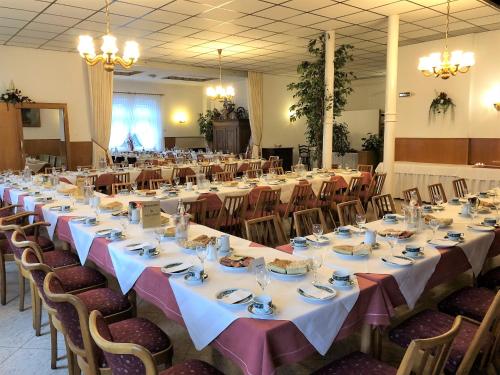 a large banquet hall with tables and chairs at Hotel Orthwein -kostenfreie Parkplätze- in Cölbe