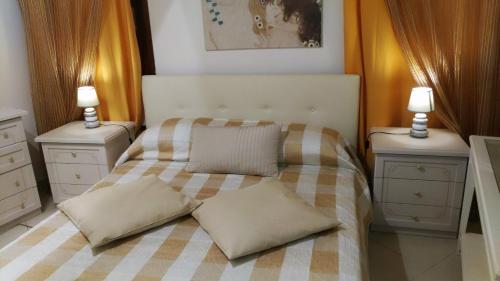 1 dormitorio con 1 cama con 2 mesitas de noche y 2 lámparas en I Gioielli del Doge - Ametista, en Venecia