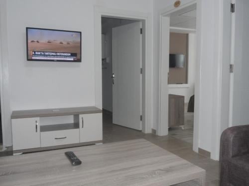 A television and/or entertainment centre at Guckar Sehrinn Oteli