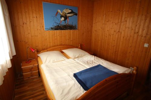 レンブルッフにあるFerienhaus 2 Köhr-Eickhoffのベッドルーム1室(鳥の写真付)