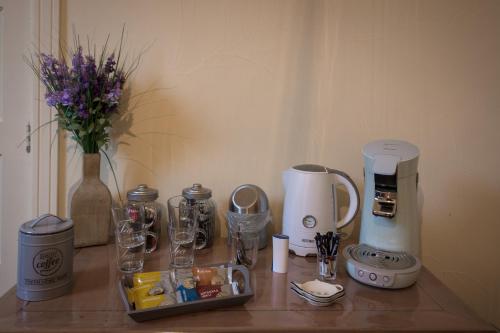 Kemudahan buat kopi dan teh di Bed en Breakfast Gees
