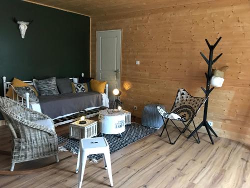 un salon avec un canapé et des chaises dans l'établissement Arizona Dream, à Lanouaille