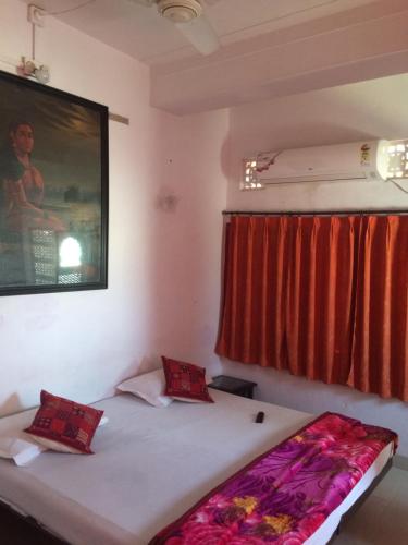 Cama o camas de una habitación en Devi Vilas Guest House
