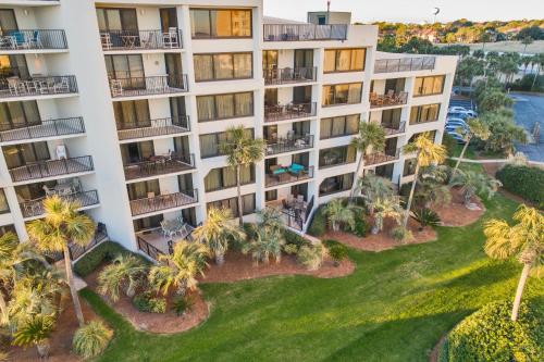 una vista aérea de un edificio de apartamentos con palmeras en Beachside I by Panhandle Getaways, en Destin