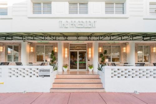 uma entrada do hotel com uma placa que lê a recepção em President Hotel em Miami Beach