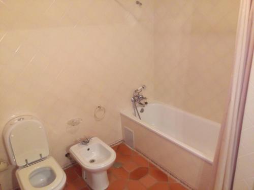 オウレーンにあるQuinta da Serranaのバスルーム(トイレ、バスタブ、シンク付)