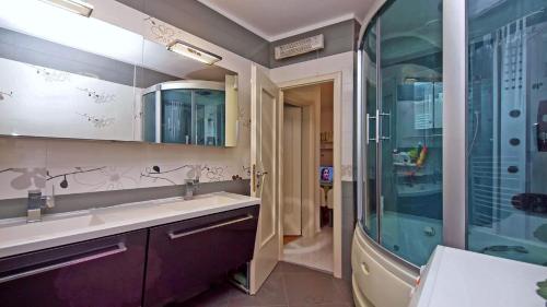 ein Badezimmer mit Glasdusche und Waschbecken in der Unterkunft Apartment Ljubica in Vodice