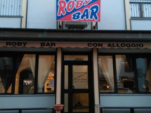 un restaurante con un cartel de barra roxy delante de él en Roby Bar Affittacamere, en Romentino