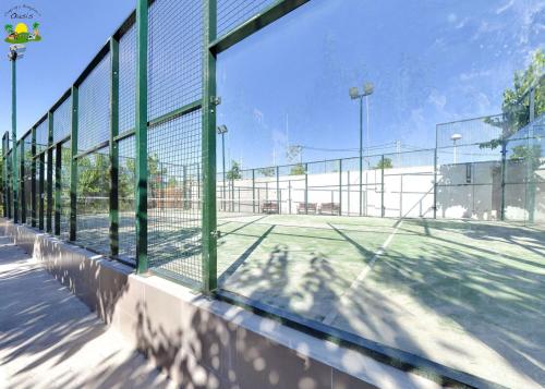 
Tennis and/or squash facilities at Camping & Bungalows Oasis or nearby
