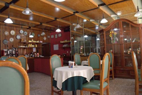 uma sala de jantar com mesa e cadeiras e um balcão em Hotel Ram Val em Zamora de Hidalgo
