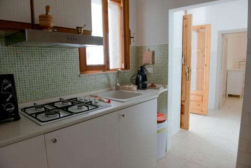 Kuchyň nebo kuchyňský kout v ubytování A due passi dal Centro