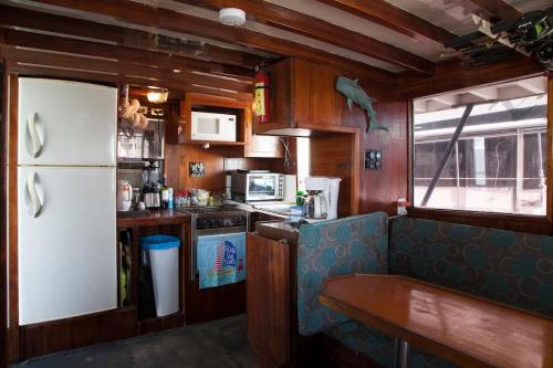 een keuken met een witte koelkast en een aanrecht bij El Duque Adventures in La Paz