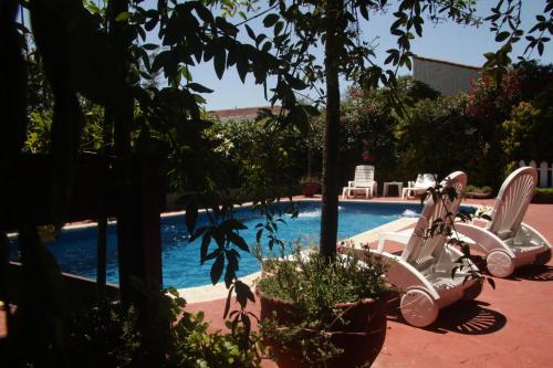 una piscina con una moto blanca estacionada junto a una piscina en Apart Hotel Sahara en Pinamar