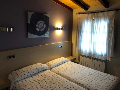 um quarto com uma cama e uma janela em Hotel Costa San Juan De La Canal em Soto de la Marina