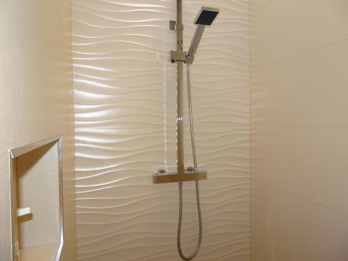 ブラショヴにあるApartament Francescaのバスルーム(シャワー、シャワーヘッド付)が備わります。
