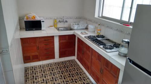 Кухня или мини-кухня в Cozy and Comfortable Home in MIRAFLORES
