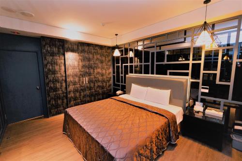 ein Schlafzimmer mit einem großen Bett in einem Zimmer in der Unterkunft Formosa Motel & Inn in Changhua