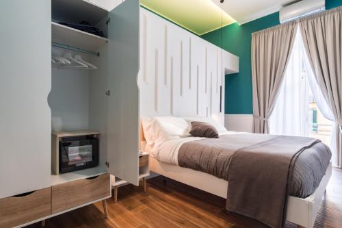 - une chambre avec un lit et une télévision dans l'établissement VistaViva B&B, à Naples