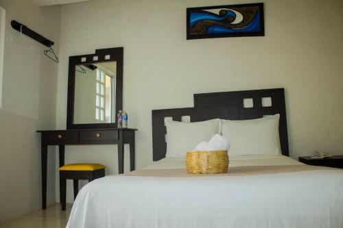 Un pat sau paturi într-o cameră la Rosvel Hotel