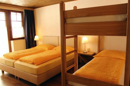 Двухъярусная кровать или двухъярусные кровати в номере Hotel Sonnenhof