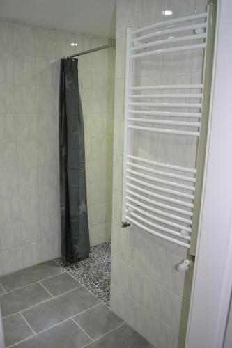 Bilik mandi di 2x Monteurwohnung 1x 2 kleine Einzelzimmer 1x Doppelbett und Schlafcouch im Wohnbereich