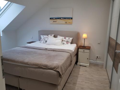 a bedroom with a bed and a lamp on a night stand at Achim bei Bremen gemütlich wohnen in Achim