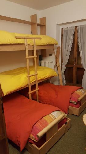 サン・ヴィート・ディ・カドーレにあるGrazioso appartamento in casa di montagna a San Vito di Cadoreの二段ベッド2組が隣り合う部屋です。